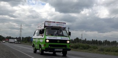 Szalona wyprawa studentów. Jadą wiekowym busem