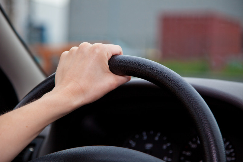 Zgodnie z przepisami ogólnymi zakazane jest przewożenie w samochodzie rzeczy, które mogą mieć negatywny wpływ na bezpieczeństwo w ruchu drogowym.