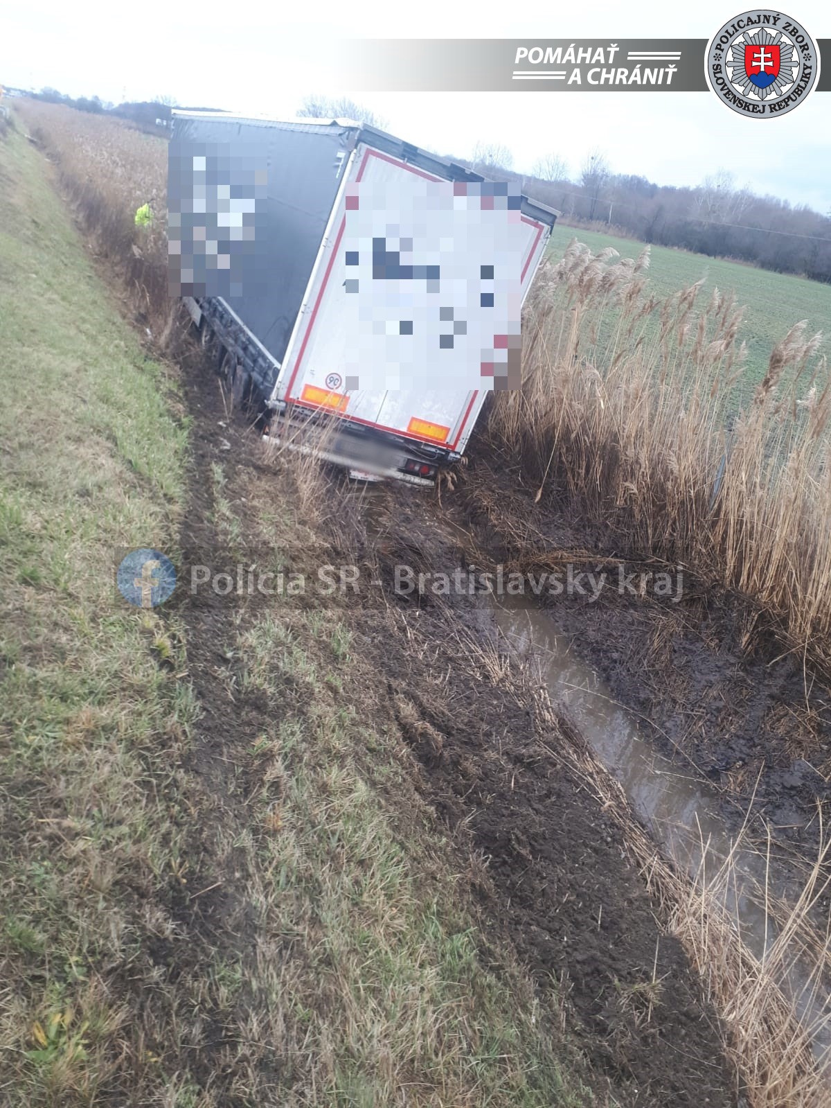 Na diaľnici D2 zišiel kamión mimo vozovky.