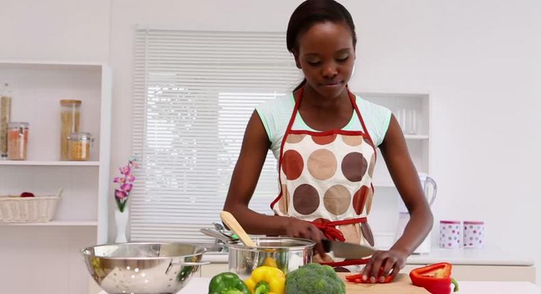 African woman cooking (Framepool)