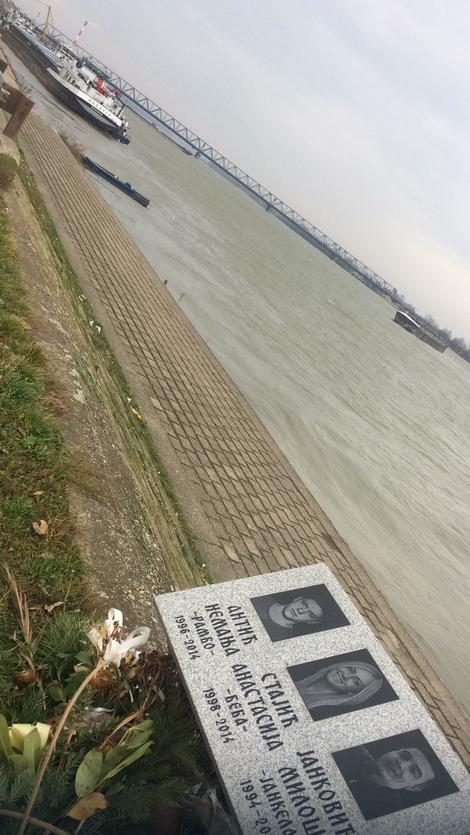 Spomenik stradalima iz 2014. i brod gde se sada desila nesreća
