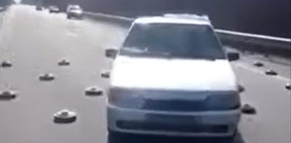 W Ukrainie jeżdżą slalomem na autostradzie. Wszystko przez miny [WIDEO]