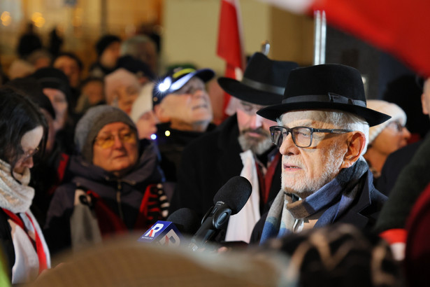 Satyryk Jan Pietrzak (P) podczas manifestacji przed siedzibą Telewizyjnej Agencji Informacyjnej na Placu Powstańców Warszawy w wieczór sylwestrowy
