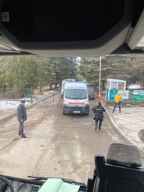 Widok z autokaru, w którym dzieci ewakuowane z oddziałów onkologicznych szpitali we Lwowie, Kijowie jechały do Polski