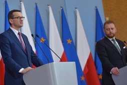 Premier Mateusz Morawiecki i ówczesny minister zdrowia Łukasz Szumowski