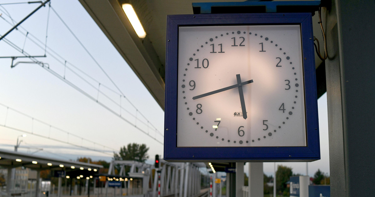 Trenes de ferrocarril.  A menudo llegan tarde.  El dramático resultado de los ferrocarriles estatales polacos