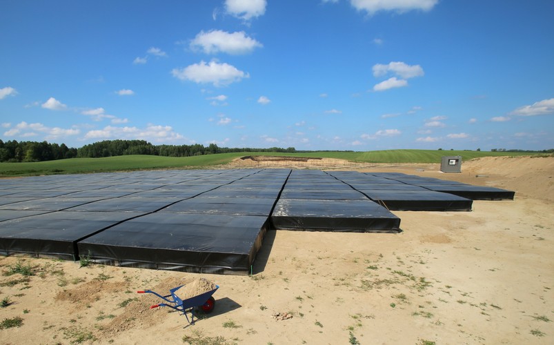 Radioteleskop zbudowany jest z dwóch rodzajów 192 anten rozmieszczonych na dwuhektarowej działce i będzie częścią systemu kilkudziesięciu stacji w różnych krajach, połączonych z centrum obliczeniowym w Holandii. <br><br>(tw/zuz) PAP/Tomasz Waszczuk