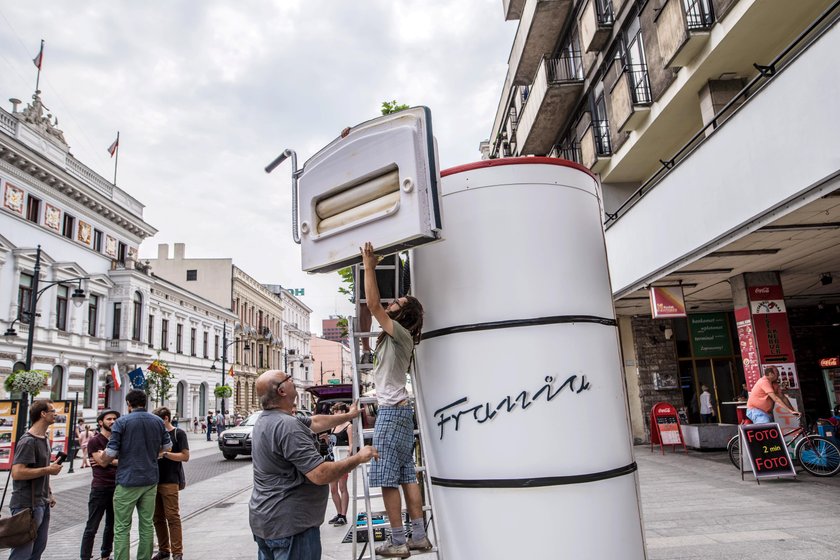 Lump ze Szczecina zamienia słupy teatralne w instalacje artystyczne z PRL-u