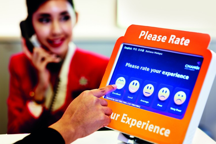 Wszyscy pracownicy lotniska Changi - od osób sprzątających po barmanów - są szkoleni z obsługi klienta i topografii lotniska. Dzięki temu każdy pracownik jest w stanie doradzić pasażerowi w większości spraw związanych z pobytem na lotnisku. To jest pewnie jeden z powodów, dla którego Changi jest najczęściej nagradzanym lotniskiem na świecie. Jak widać na zdjęciu, po każdej interakcji z obsługą możemy podzielić się naszymi uwagami z władzami lotniska. Fot. Changi Airport Group