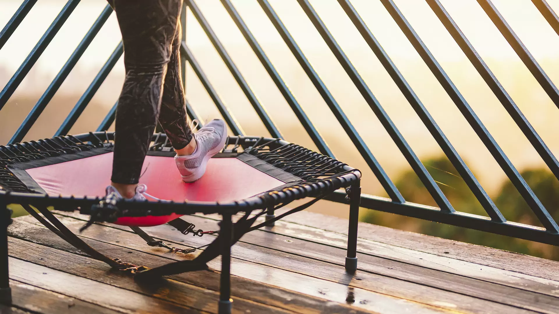 Ćwiczenia na trampolinie są bardziej efektywne niż rower. Ale nie wszyscy mogą z nich skorzystać