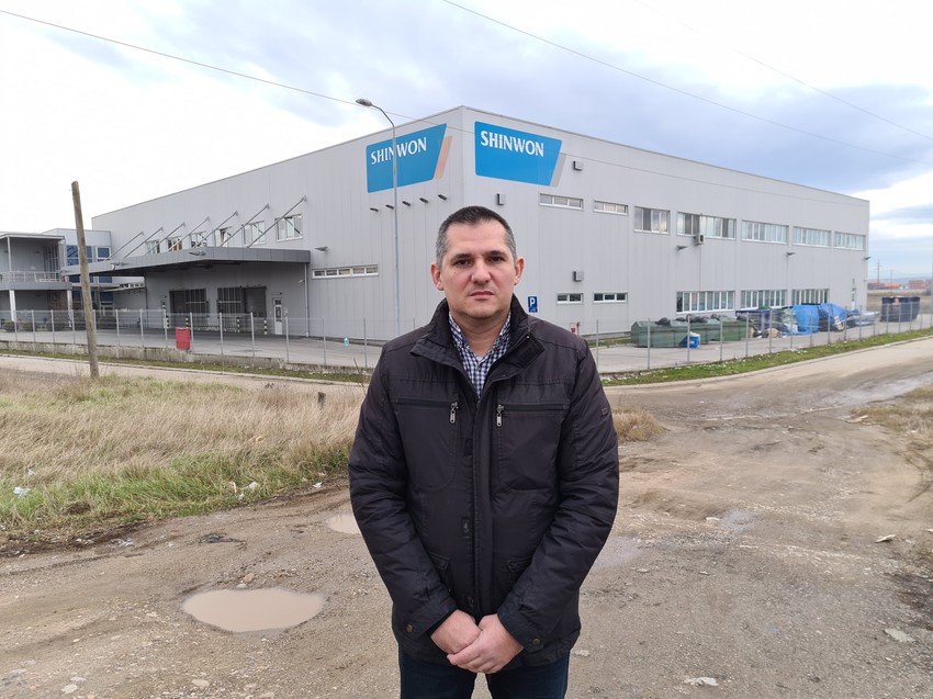 Opozicioni odbornik Miodrag Stanković ispred fabrike "Šinvon" u Nišu 