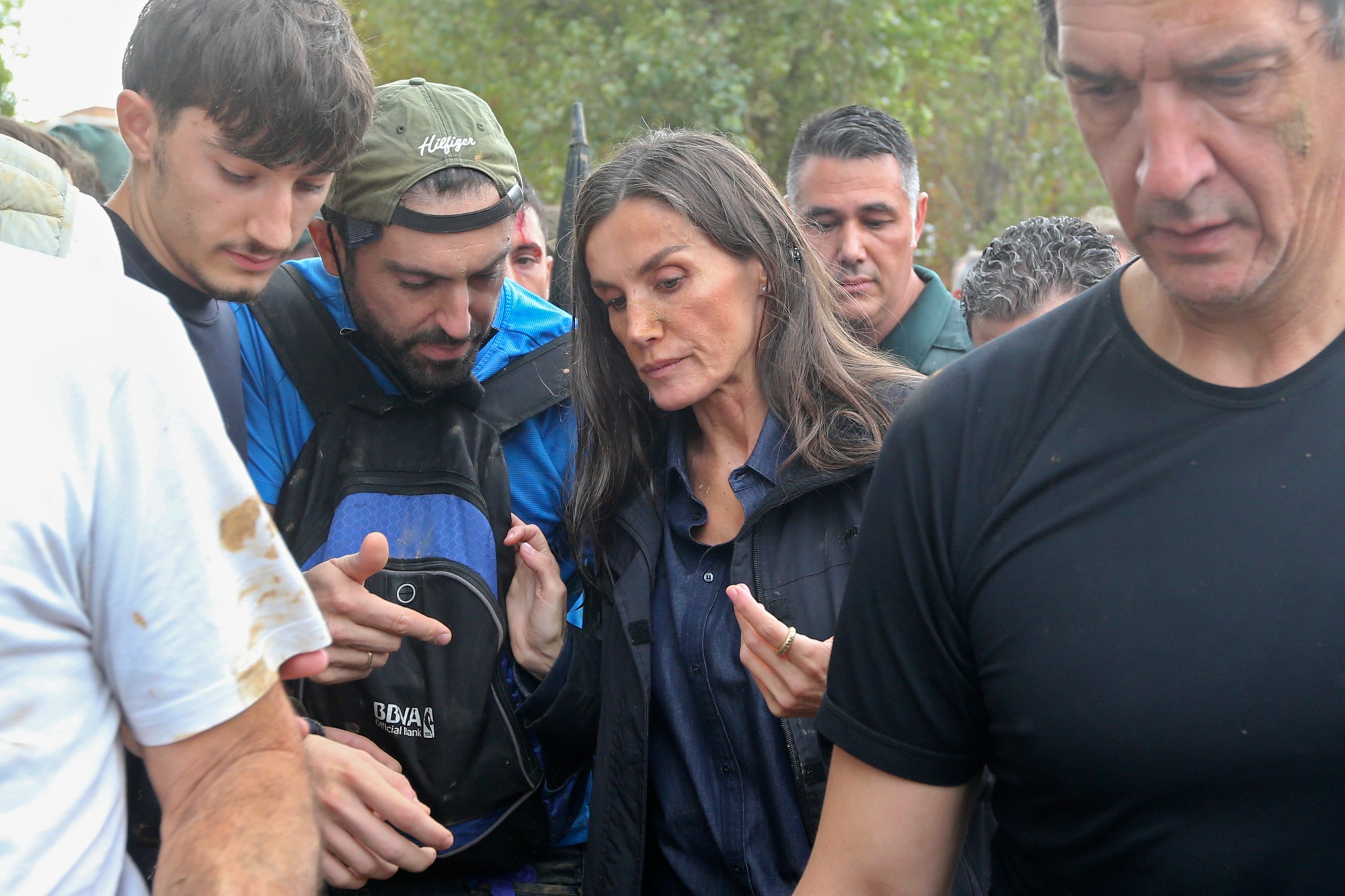 Španielska kráľovná Letizia hovorí s ľuďmi po tom, čo miestne obyvateľstvo hádzalo blato a kričalo na španielskeho kráľa Filipa VI.