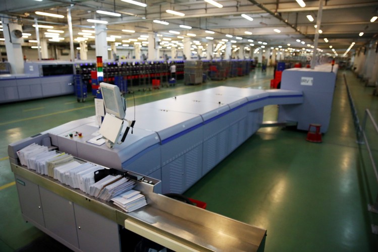 Trzy nowe rozdzielcze do sortowania przesyłek działają w Warszawie od listopada. Nowe maszyny sortują dziennie blisko 2,5 mln przesyłek listowych.<br><br> (zuz) PAP/Tomasz Gzell