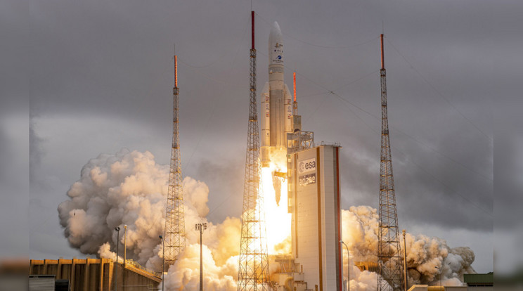 Az Ariane-5 rakéta egyik legfontosabb munkája a James Webb űrteleszkóp pályára állítása volt. A hordozóeszköz 2021 december 25-én, közép-európai idő szerint 13:20-kor emelkedett fel a Francia Guyana-i európai űrrepülőtérről. A dicsőség azonban múlandó. A nyugdíjba vonult megbízható rakéta helyét egyelőre nem képes elfoglalni másik európai hordozóeszköz. A SpaceX támasztotta kíhívás ugyanis túl gyorsan érkezett. / Fotó: ESA