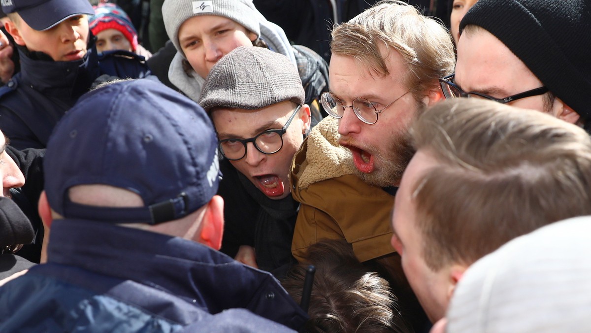 W trakcie protestu przeciwko zaostrzaniu ustawy antyaborcyjnej doszło do starć pomiędzy uczestnikami demonstracji i policją. Z informacji TVN24 wynika, że policjanci chcieli wcześniej wylegitymować agresywnie zachowującą się grupę osób, która stała przed Pałacem Arcybiskupów w Warszawie. Podczas manifestacji krzyczano m.in.: "Wolność, równość, aborcja na żądanie!".