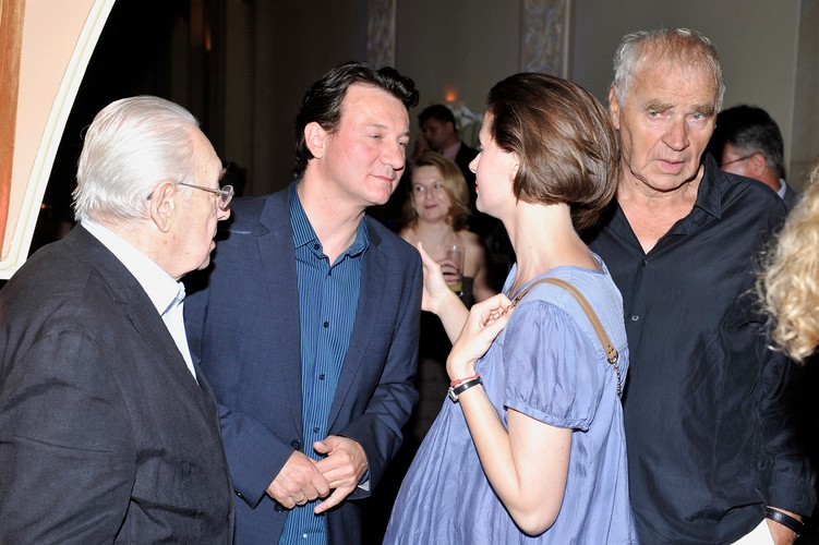 Andrzej Wajda, jego gwiazdy – Robert Więckiewicz i Agnieszka Grochowska oraz scanarzysta Janusz Głowacki na bankiecie z okazji zakończenia zdjęć do 'Wałęsy'