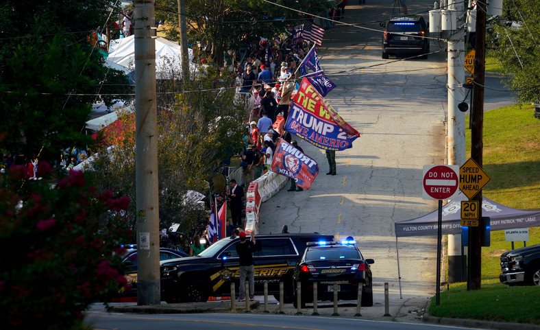 Zwolennicy Trumpa w Fulton w stanie Georgia, gdzie były prezydent został aresztowany, 24 sierpnia 2023 r.