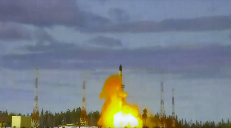 A Roszkozmosz Orosz Szövetségi Űrügynökség által 2022. április 20-án közreadott képen tesztindítást végeznek a Szarmat interkontinentális ballisztikus rakétával az Arhangelszk megyei pleszecki kísérleti űrrepülőtérről. Az orosz védelmi tárca szerint a Szarmat a világ legnagyobb hatóerejű és legnagyobb hatótávolságú rakétája / Fotó: MTI/AP/Roszkozmosz Orosz Szövetségi Űrügynökség
