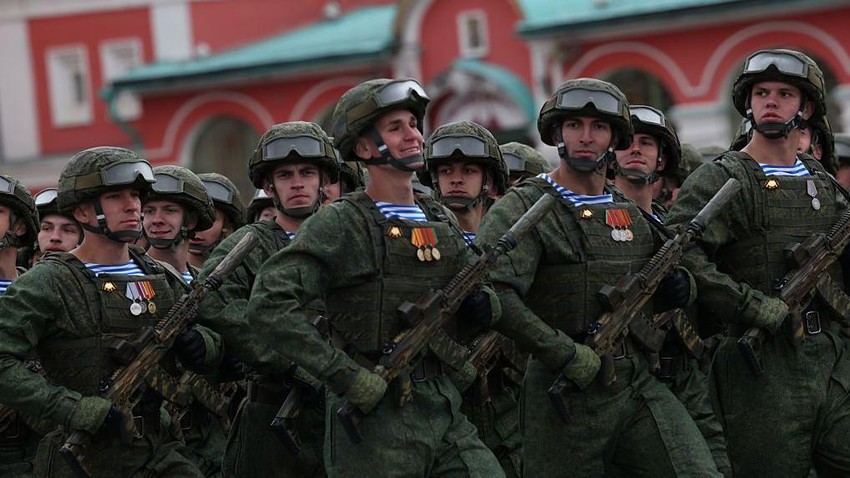Ruski padobranci marširaju tokom parade povodom Dana pobede u Moskvi 9. maja 2026. godine, obeležavajući kraj Drugog svetskog rata | Foto: Getty Images