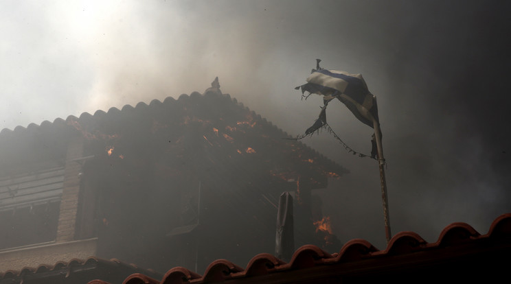A tűz miatt családok rekedtek az otthonaikban / Fotó:  EPA/YANNIS KOLESIDIS