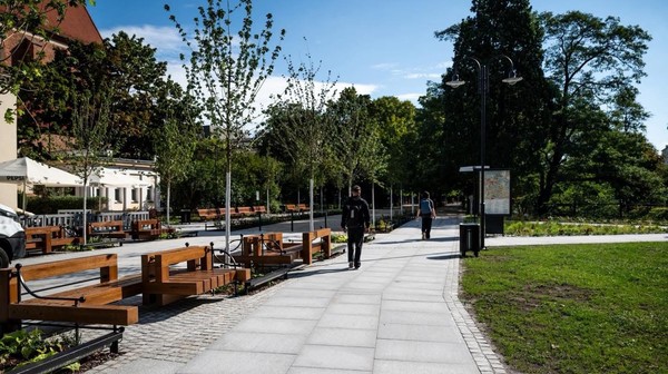 Skwer przy pomniku Chrobrego zmienił się w przyjazną przestrzeń dla pieszych i rowerzystów