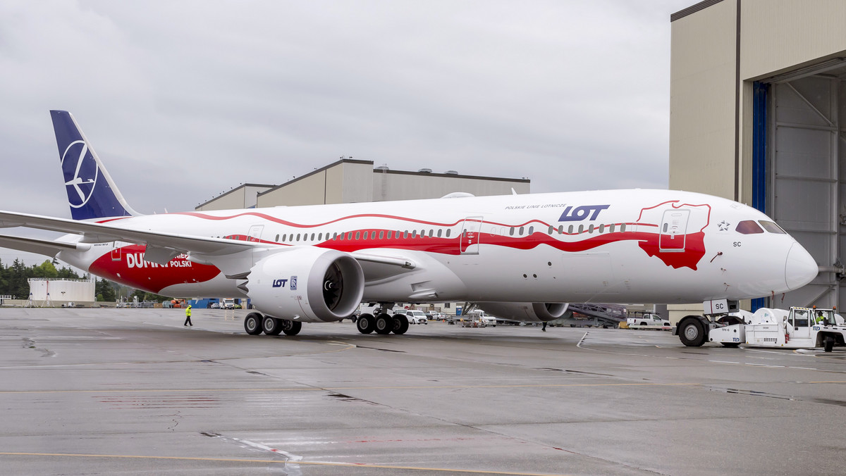 W fabryce Boeinga w Everett zakończyło się właśnie malowanie najnowszego z Dreamlinerów w wersji 787-9. Wyjątkowa biało-czerwona maszyna zarejestrowana jako SP-LSC upamiętnia 100-lecie odzyskania przez Polskę niepodległości. Jeszcze w tym miesiącu samolot zabierze pierwszych pasażerów