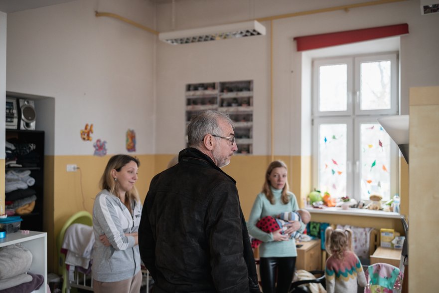 Zbigniew Pawłowski każdego dnia zjawia się w ośrodku. Zna jego mieszkańców i rozmawia z nimi w ich ojczystym języku.