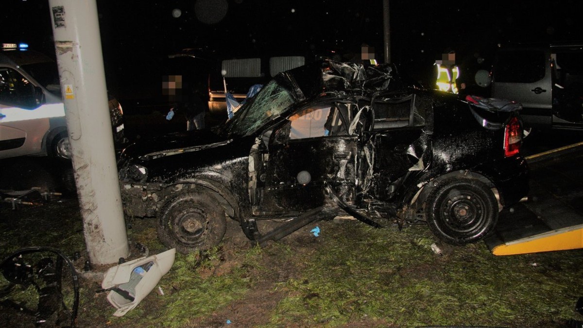 W niedzielę wieczorem doszło do tragicznego w skutkach wypadku. Na ul. Nadbystrzyckiej auto uderzyło w latarnię. Na miejscu zginęły dwie osoby, kierowca i pasażer. Jak podaje policja, kierujący mężczyzna nie posiadał prawa jazdy.