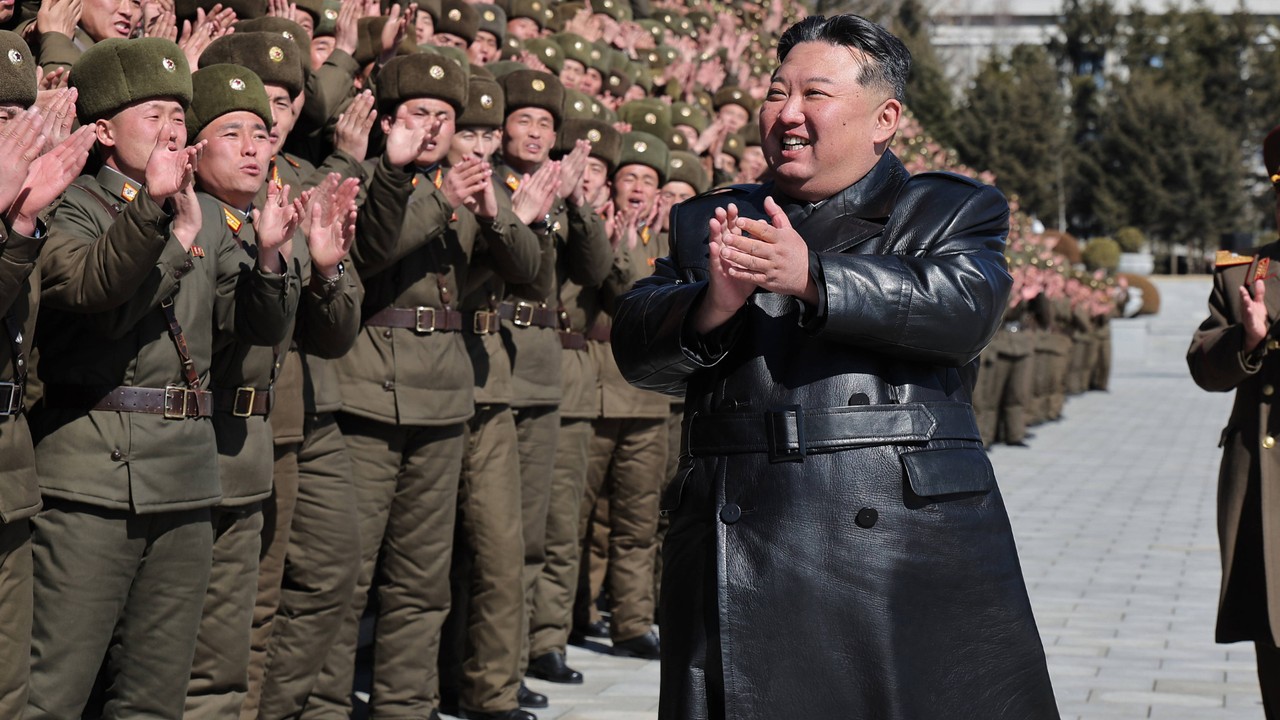 "Święta misja". Tak północnokoreańskie media tłumaczą decyzję Kim Dzong Una