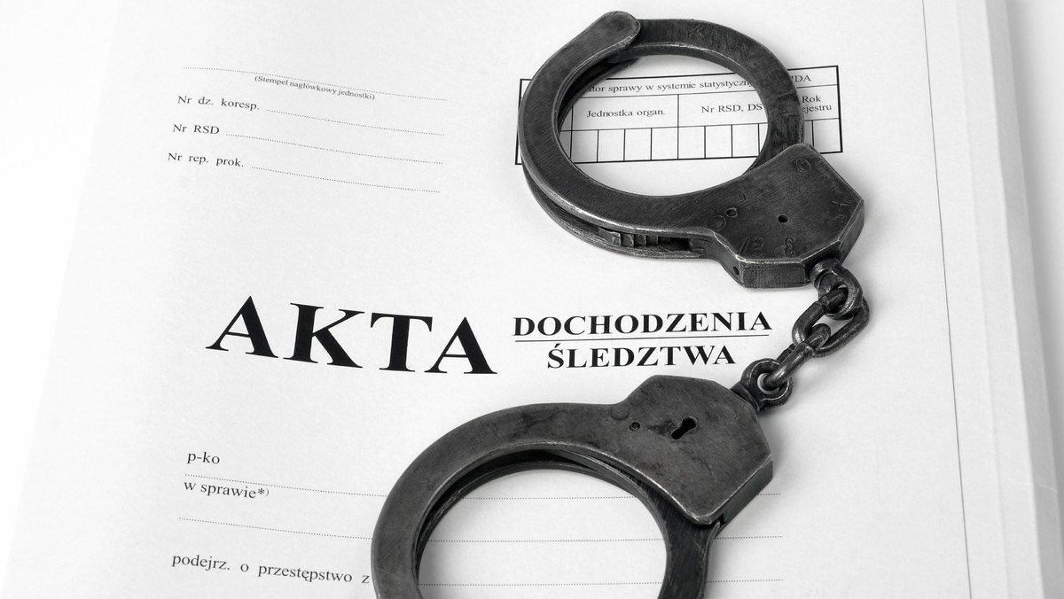 21-latek z okolic Udanina na Dolnym Śląsku podał swojej 18-letniej siostrze narkotyki, a następnie doprowadził dziewczynę do poddania się innym czynnościom seksualnym. Później między rodzeństwem kilkukrotnie doszło do kazirodczego stosunku. Akt oskarżenia przeciwko mężczyźnie prokuratura skierowała już do sądu. Grozi mu do ośmiu lat pozbawienia wolności.