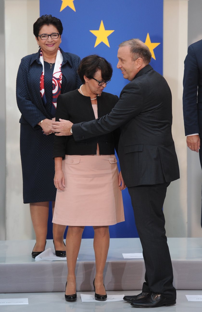 Grzegorz Schetyna obejmuje Joannę Kluzik Rostkowską. W tle Teresa Piotrowska.