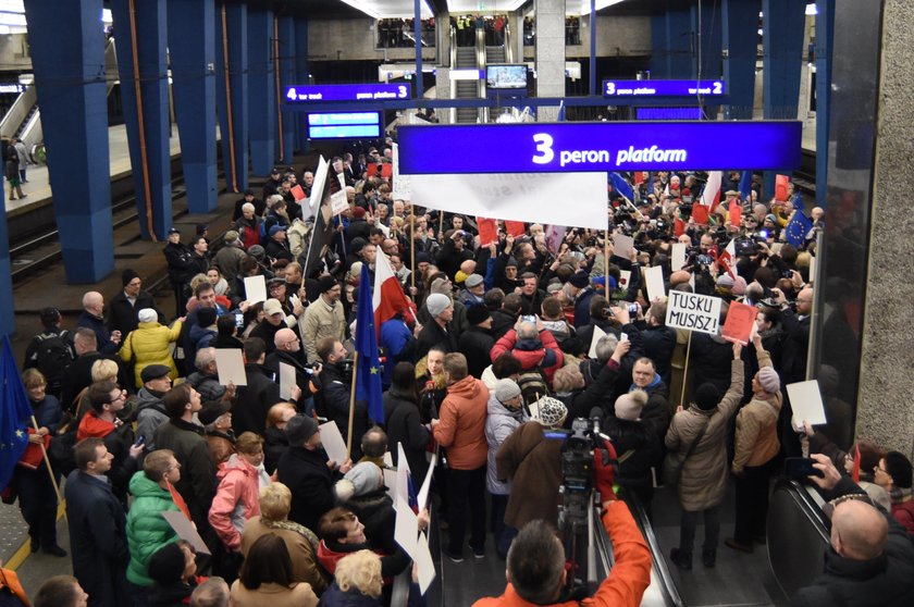 Przepychanki i wyzwiska na Dworcu Centralnym. Tak Polacy przywitali Tuska