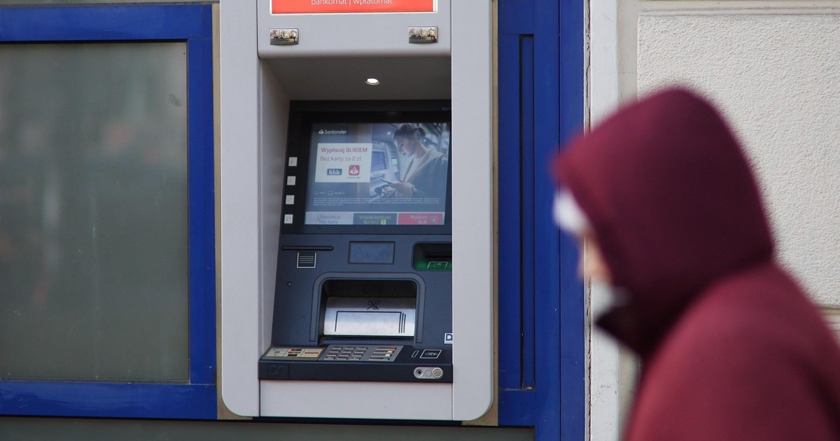 Wypłacasz pieniądze? Mogą obserwować cię nawet kilkadziesiąt minut. Metoda "na kolec" nadal popularna