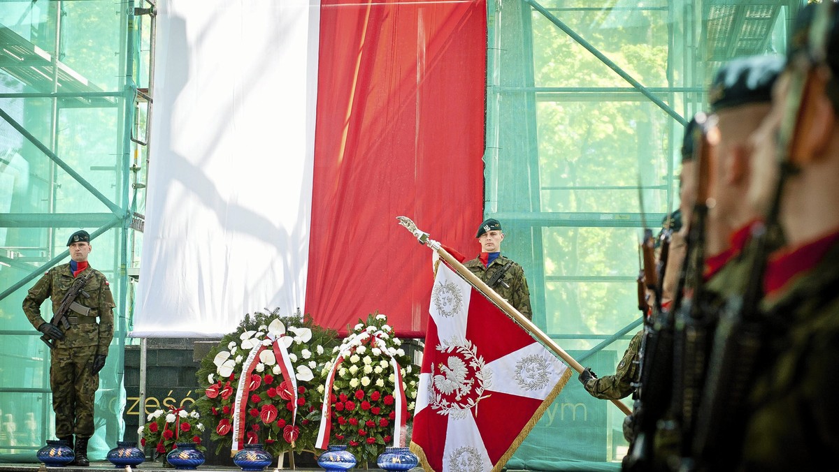 W Białymstoku odsłonięto odnowiony pomnik z lat 80. ubiegłego wieku, który ma przypominać, że w tym miejscu w czasie II wojny światowej istniały niemieckie obozy, gdzie przetrzymywano jeńców Armii Czerwonej, a potem także ludność żydowską.