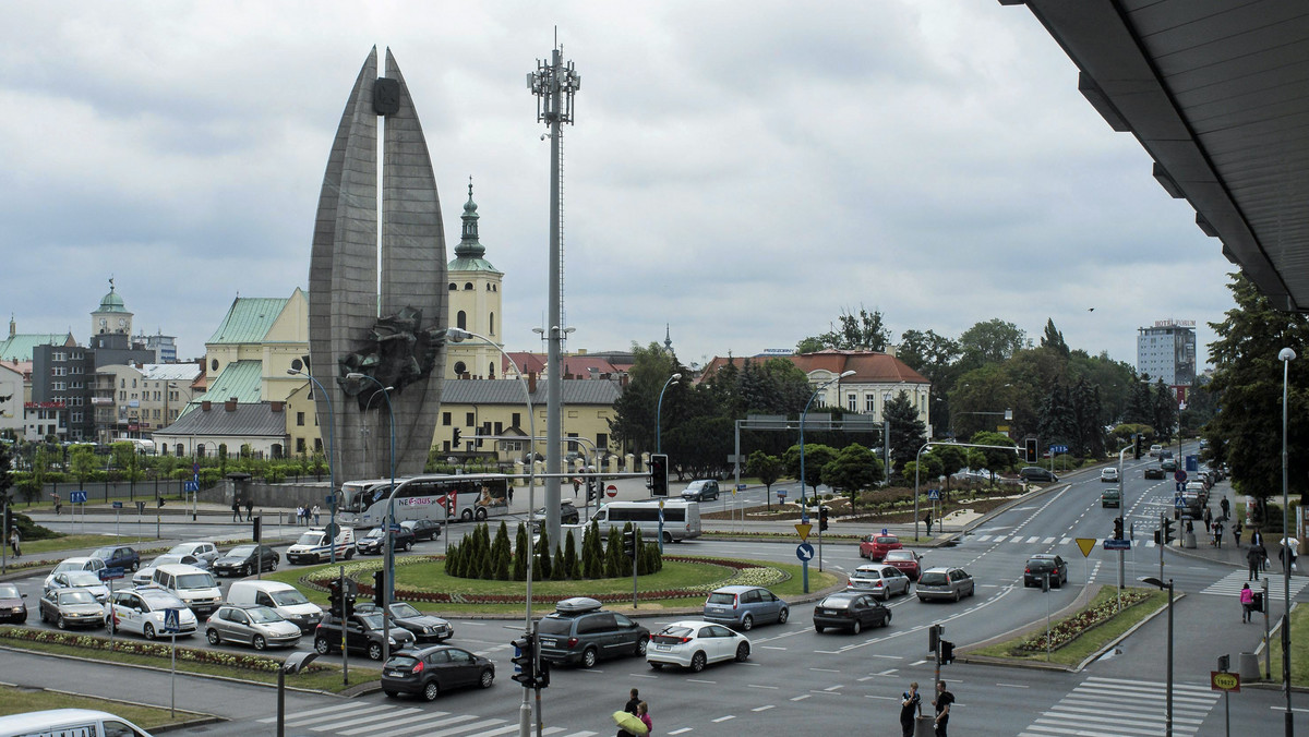 Instytut Pamięci Narodowej posługując sie ustawą dekomunizacyjną chce usunąć z przestrzeni miejskiej Rzeszowa Pomnik Czynu Rewolucyjnego. Prezydent miasta Tadeusz Ferenc chce temu zapobiec, wpisując monument do rejestru zabytków. O sprawie czytamy w "Gazecie Wyborczej".