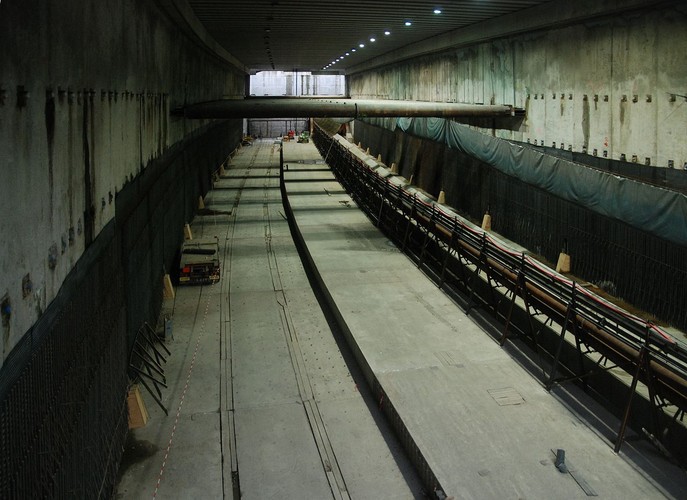 Tunel miejski w Lipsku. Nowy tunel o długości 1,5 kilometra miał być ukończony w 2009 roku i kosztować 572 mln euro. Obecnie szacuje się, że będzie kosztował 960 mln euro i zostanie skończony najwcześniej pod koniec 2013 roku. Zdjęcie: Prolineserver (Own work (own photo)) [GFDL (http://www.gnu.org/copyleft/fdl.html) or CC-BY-SA-3.0 (http://creativecommons.org/licenses/by-sa/3.0/)], via Wikimedia Commons