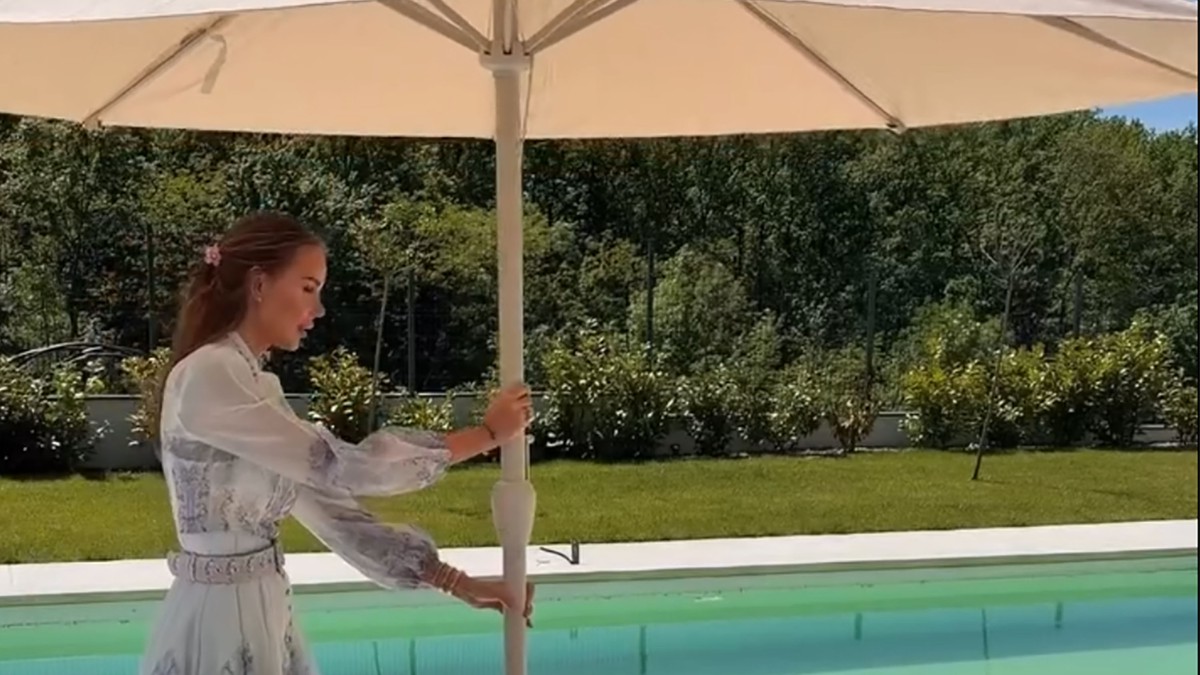 VILA SA BAZENOM VREDI ČITAVO BOGATSTVO Bivša devojka srpskog milionera živi na selu: Ovako izgleda njeno dvorište (Video)
