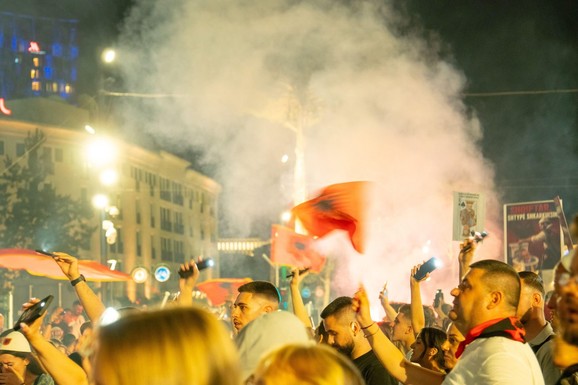 (FOTO, VIDEO) KUŠNEROV I IVANKIN LUKSUZ OD 4 MILIJARDE ZAPALIO ALBANIJU! Ovo se nije desilo od pada komunizma: Rama se bori za opstanak dok se "FLAMINGO REVOLUCIJA" širi