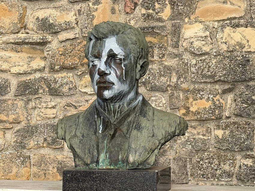 Kukasti krstovi na spomenicima narodnih heroja na Kalemegdanu