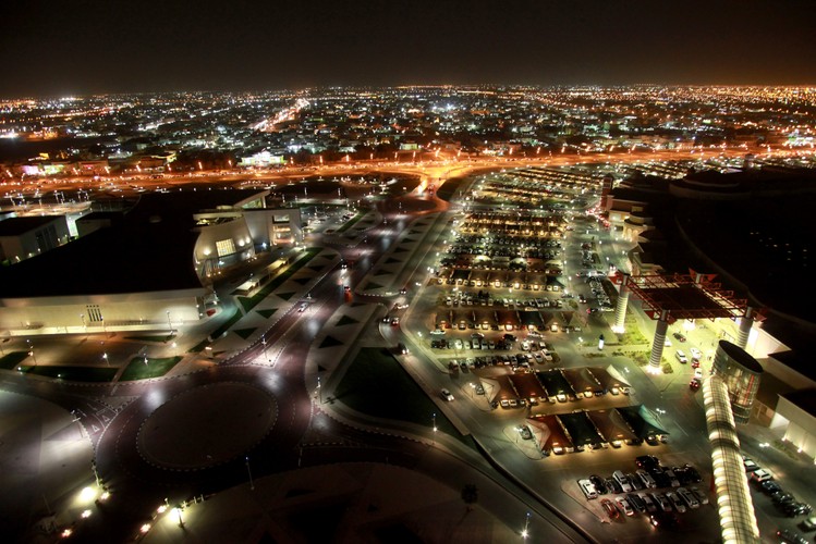 Nocny widok na dzielnicę Al Waab w stolicy Kataru - Dausze (Doha). 17.03.2012