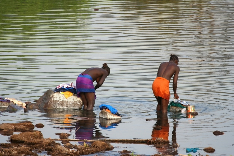 Rzeka Senegal - kobiety robiące pranie