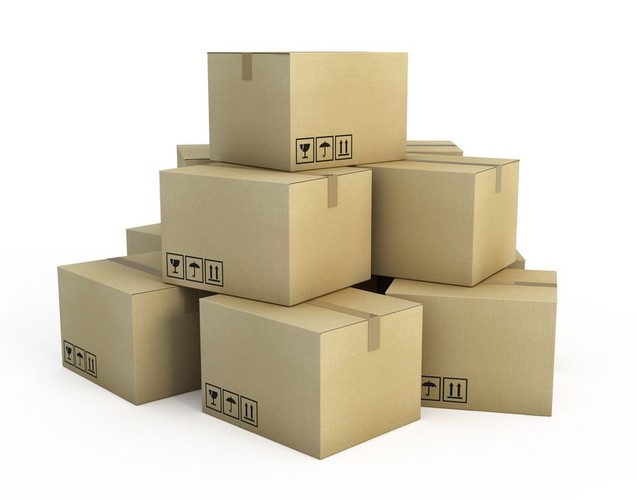 Pomysł dla babci i dziadka: budowa z kartonów. Wystarczy kilka różnej wielkości pudełek i pudełeczek, farby, taśma klejąca i można stworzyć wielkie miasto z drapaczami chmur!