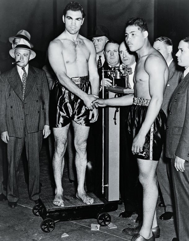 Max Schmeling i Joe Louis przed pojedynkiem na Yankee Stadium w Nowym Jorku w 1936 r. Schmeling wygrał tę walkę przez nokaut w 12. rundzie. Po lewej stronie stoi amerykański menedżer Schmelinga, Joe Jacobs.