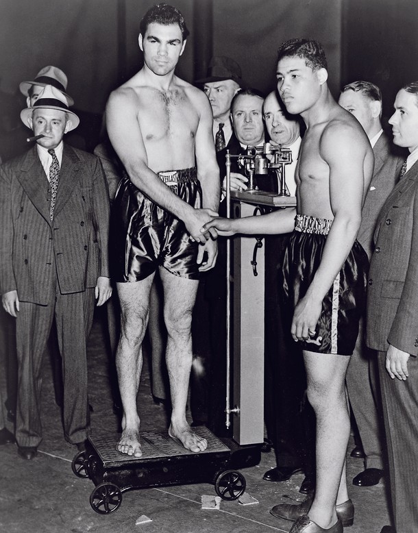 Max Schmeling i Joe Louis przed pojedynkiem na Yankee Stadium w Nowym Jorku w 1936 r. Schmeling wygrał tę walkę przez nokaut w 12. rundzie. Po lewej stronie stoi amerykański menedżer Schmelinga, Joe Jacobs.