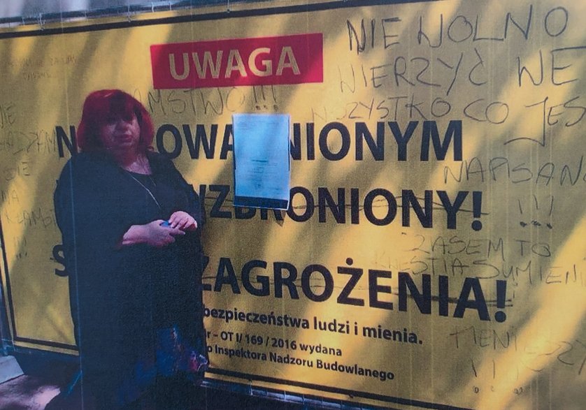 Gołda Tencer przy ogrodzonym budynku Teatru Żydowskiego na Placu Grzybowskim (2016) 