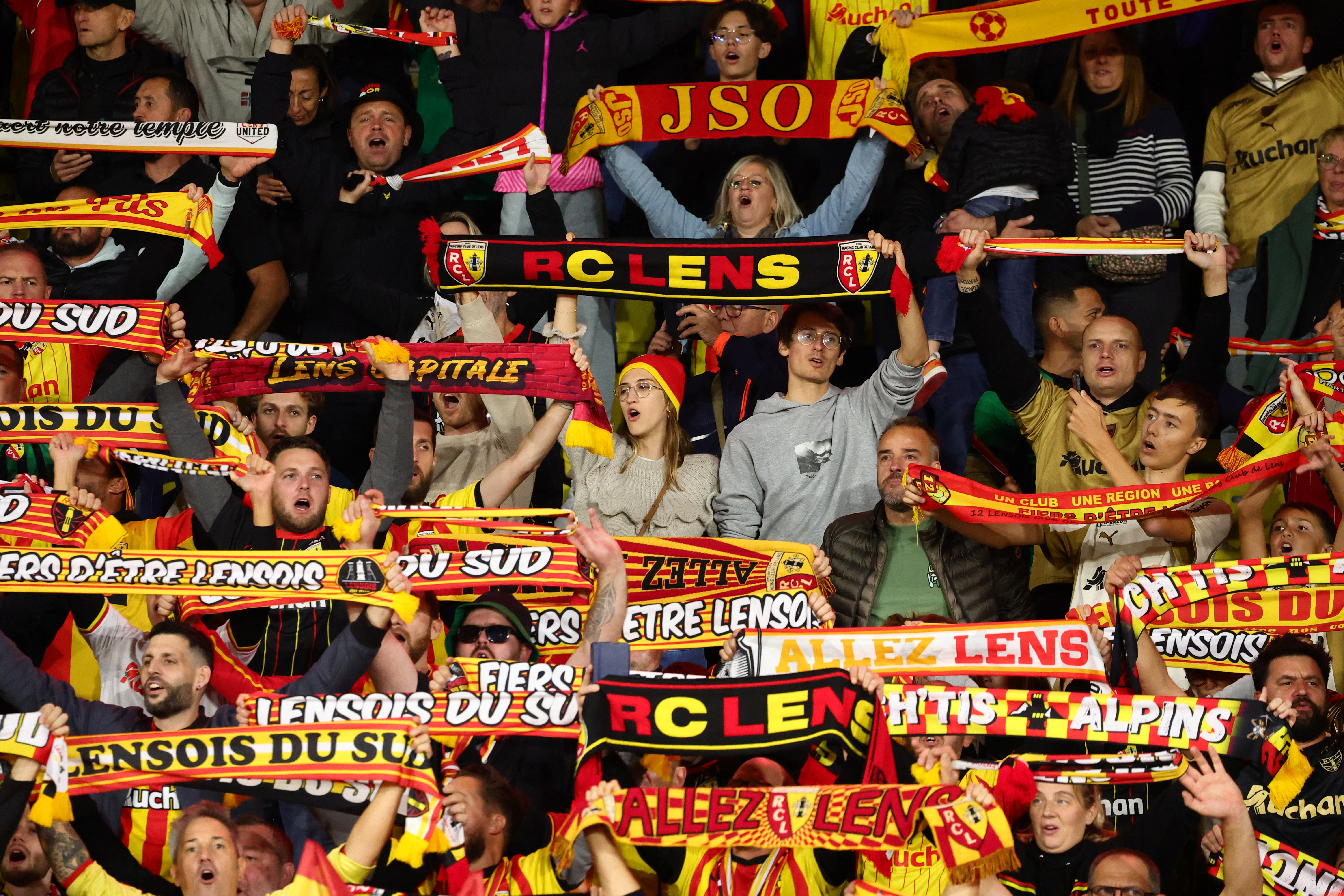 Lens devance le PSG et reprend la tęte de la Ligue 1 après 21 ans