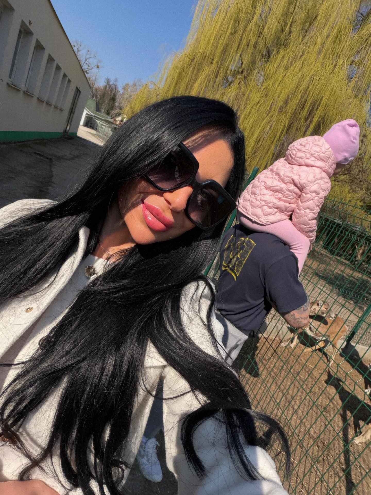 Gábor Boráros s partnerkou Dórou a dcérkou Zorou.