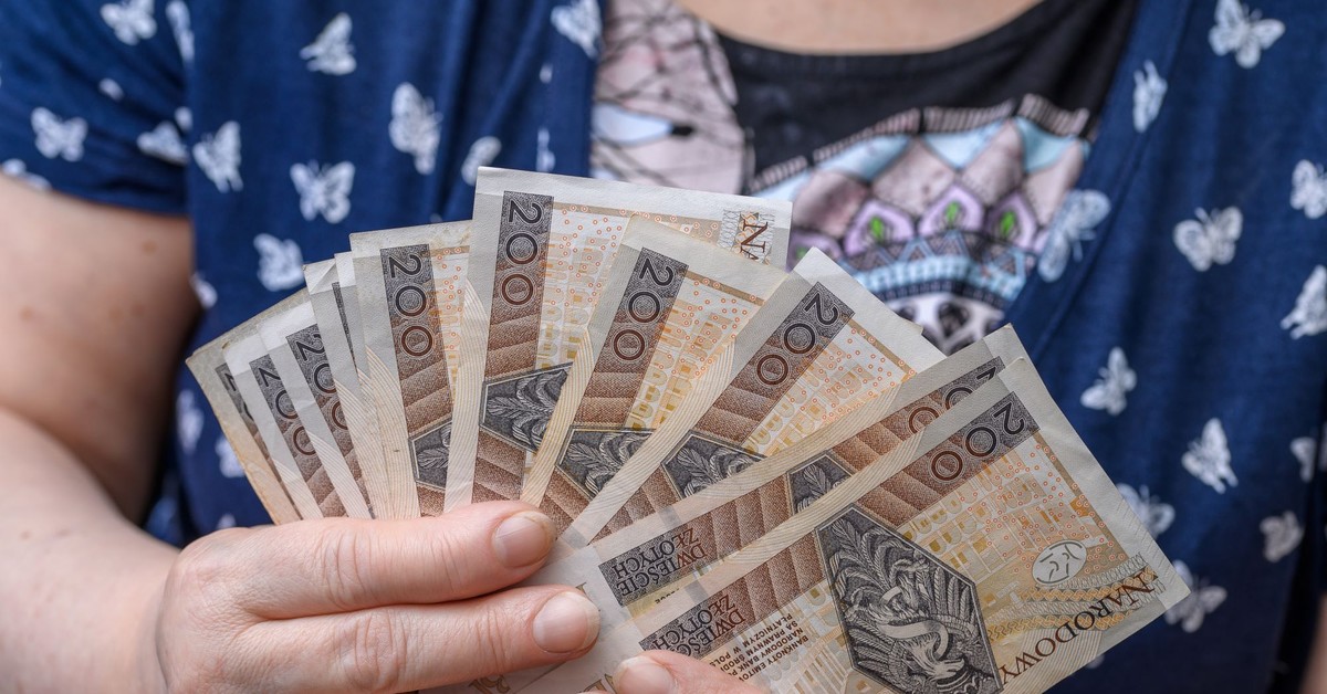 Более 800 долларов также для пожилых. Это финансовая компенсация за каждого ребёнка, воспитанного и который платит налоги в Польше