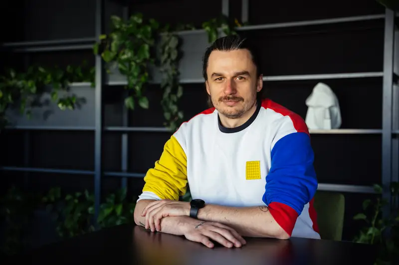 Jacek, specjalista od marketingu i social mediów, początkujący pisarz