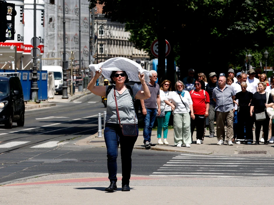 I u Zagrebu, glavnom gradu Hrvatske, ljudi pokušavaju da se zaštite od jakog sunca | Foto: ANTONIO BAT/EPA/Shutterstock